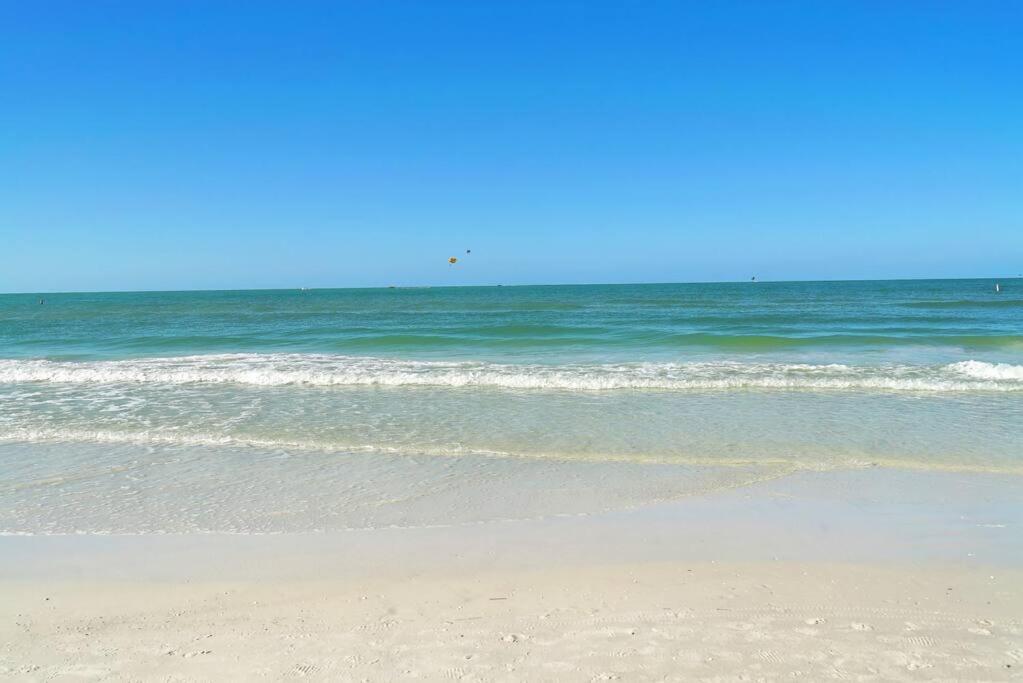 Modern, Fresh - Only 3 Miles To The Beach! Apartment Sarasota Exterior photo